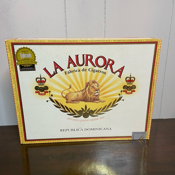 La Aurora empty wooden cigar box 25 ct size 
Display storage crafts - Picture 7 of 7